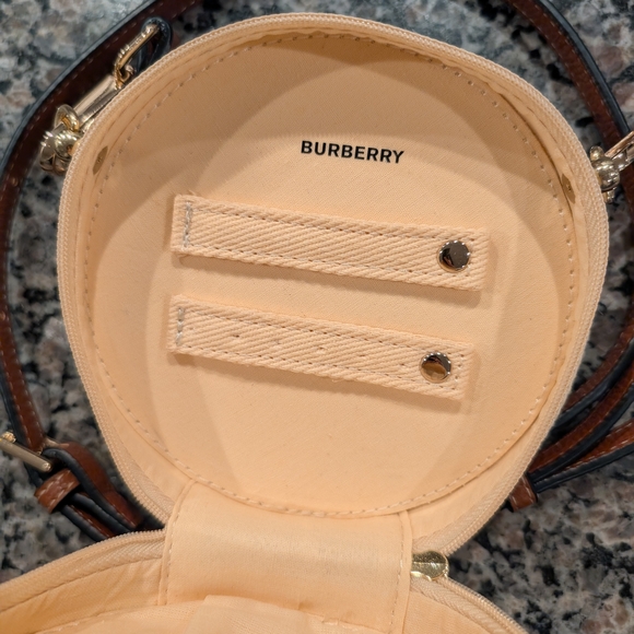 Burberry Goddess Round Crossbody Bag in Beige - Picture 5 of 11
